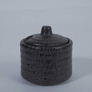 Pot à assaisonnement Togarashi en céramique moderne avec glaçure réactive noire, 100 ml, avec couvercle et emplacement pour cuillère, pour la restauration et la vaisselle d'hôtel - Product Image 3