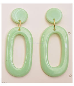 Pendientes colgantes de resina de color personalizados de lujo hechos a mano para mujer, accesorios de moda altamente pulidos de alta calidad de la India - Product Image 1