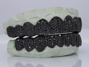 Joyería Grillz de Plata con Moissanita VVS Negra Redonda Personalizada, Engaste de Panal y Pasa Prueba de Diamante - Product Image 4
