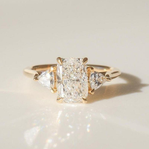 Anillo de compromiso de tres piedras de oro de 14 quilates con diamante cultivado en laboratorio de 1.5 quilates con corte cojín EF-VS1 y diamantes laterales de corte trillón, elegante. - Product Image 2