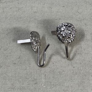 Estos broches o pines con cabeza de león en tono plateado son accesorios decorativos que se utilizan para realzar la ropa formal. Insignia para sombrero Shako. - Product Image 4