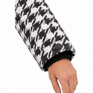 Chaqueta Parka Impermeable de Invierno para Mujer, con Bolsillos Utilitarios, Capucha Ajustable y Logotipo Personalizado OEM - Product Image 4