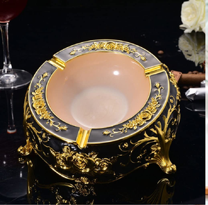 Exquisito cenicero blanco y dorado con forma de flor, con tallados de rosas y patas estables, disponible a precios de mayorista. - Product Image 3