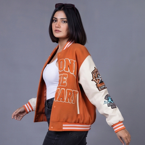 Veste universitaire pour femme de haute qualité, vente en gros du fabricant, avec manches en cuir et patchs, style baseball - Product Image 3