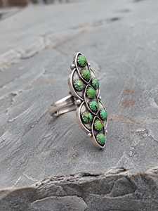 Anillo largo de plata de ley 925 chapado en plata, hecho a mano, con turquesa verde y múltiples piedras, estilo suroeste, con diseño de escudo, venta al por mayor - Product Image 1