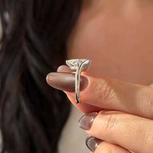 Anillo Solitario Curvo con Diamante Ovalado de 2.5 Quilates Cultivado en Laboratorio, E VVS2, Oro Blanco de 14k, Anillo de Compromiso con Engaste Bajo, Certificado IGI - Product Image 3