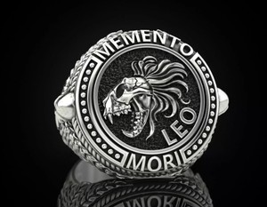 Bague en argent sterling 925 oxydé noir avec crâne Leo Memento Mori - Product Image 1