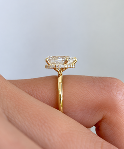 Bague de fiançailles de luxe pour femme en or jaune 18 carats avec diamant ovale et halo pavé, disponible à prix compétitif - Product Image 1