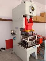 Machine semi-automatique de fabrication de barquettes en aluminium 60 PPM, presse industrielle haute vitesse 440V 15 CV, ligne de traitement du bois