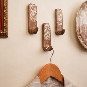 Luxury Wooden Hotel Hangers Custom Branding European Design <b>Polished</b> Lacquer Finish Durable <b>Chrome</b> Plated Metal Hook - Product Image 1