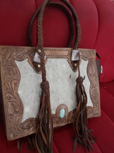 Sac bandoulière unisexe de luxe en cuir de vachette occidental, motif floral solitaire gravé à la main, étanche et antivol, en stock - Product Image 3