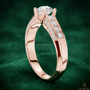 Bague de fiançailles en diamant cultivé en laboratoire certifié IGI, or rose 14 carats, coupe ronde, solitaire avec diamants sertis en canal sur les côtés - Product Image 3