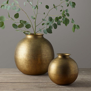 Urna de latón con acabado plateado, con incrustaciones metálicas doradas de pájaros y flores, disponible a precios de mayorista. - Product Image 3