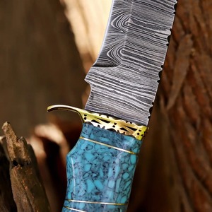 Couteau de chasse artisanal en acier Damas avec manche en résine bleue de qualité supérieure et étui en cuir véritable - Product Image 4