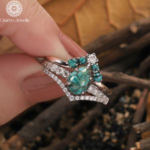 Bague de fiançailles classique pour femme Charm Jewells, trois pierres en moissanite taille coussin, plaqué or 18 carats, sertie à griffes, IGI - Product Image 3