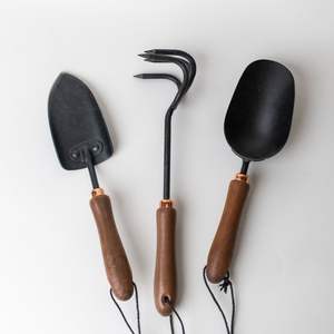 Pelle à main de jardin élégante en finition cuivrée avec manche en bois pour l'entretien des plantes décoratives - Product Image 3