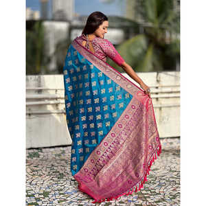 Sari Patola de Seda Suave Azul con Tejidos en Contraste con Hilo Zari, Elegante Traje de Fiesta - Product Image 4