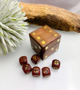 Boîte à dés en bois artisanale avec dés assortis, étui de rangement haut de gamme, accessoire de jeu de table classique, cadeau pour la maison, les voyages et la famille - Product Image 3