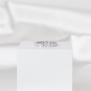 แหวนแต่งงานเพชรทรงเหลี่ยมอีมเมอรัลด์ 2.5 กะรัต ดีไซน์ทันสมัย เรียบหรู ดูดีเหมือนเครื่องประดับชั้นดี - Product Image 2