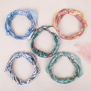 Pañuelo Cuadrado de Verano con Estampado Artesanal en Tono Tierra, Bandana Colorida de Algodón, Versátil para la Cabeza, Muñeca y como Accesorio para Bolsos - Product Image 2