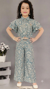Magnifique ensemble 2 pièces pour enfant en coton 100% : pantalon palazzo large et haut court à manches courtes, imprimé floral, couleur verte. - Product Image 3