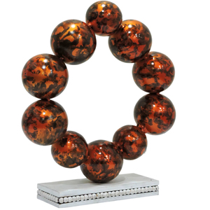 Escultura moderna de aluminio con diez esferas marrones y negras marmoleadas dispuestas en un anillo circular sobre un pedestal de mármol con cuentas. - Product Image 1