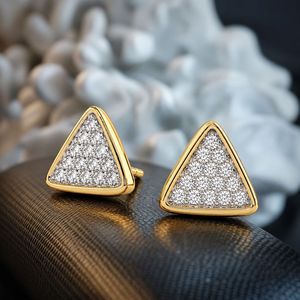 Pendientes de Oro Amarillo con Diamantes Cultivados en Laboratorio en Forma de Triángulo y Engaste de Pavé - Product Image 2