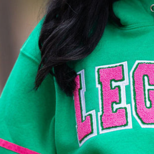 Sudadera con Capucha Gráfica Verde Esmeralda con Ribete Rosa, Bolsillo Frontal, Capucha con Cordón, Manga Larga, Estilo Casual para Mujer - Product Image 3