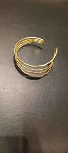 กำไลข้อมือทองเหลืองทำมือ Regal Radiance ปรับขนาดได้ เพื่อความหรูหราเหนือกาลเวลาและความสง่างามทันสมัย - Product Image 5