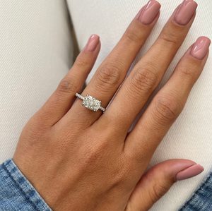 Bague de fiançailles classique en diamant de laboratoire coussin allongé de 2 carats, sertie sur l'axe est-ouest, avec halo caché et pavé, certifiée IGI - Product Image 1
