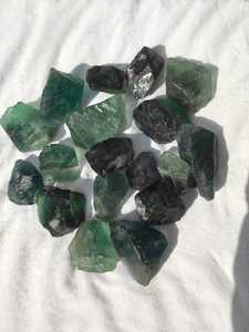 Pierre brute de fluorite verte naturelle en gros, spécimen minéral de cristal de guérison, pierre précieuse en vrac pour la décoration, marque Atlantisite - Product Image 1
