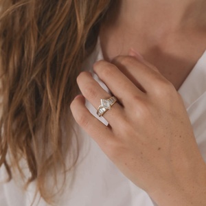 Anillo de compromiso de diamante cultivado en laboratorio con corte rombo, oro macizo auténtico de 14k y 18k, solitario de 3.00 quilates con engaste de canal y banda de boda tipo baguette para mujer - Product Image 2