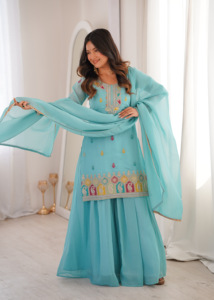 Conjunto de traje de tres piezas para mujer, compuesto por una kurta de seda bordada con textura gruesa y texturizada, un palazzo completamente acampanado y una dupatta de encaje elegante. - Product Image 1