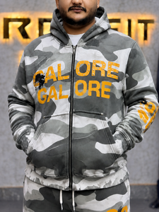 Sweat à capuche zippé camouflage pour homme avec imprimé personnalisé jaune et détails cloutés, style streetwear, coupe classique, en molleton. - Product Image 2