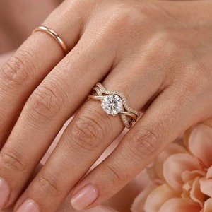 Élégante bague de fiançailles en or jaune 10K avec diamant de laboratoire taille ronde 2,10 carats couleur E VS et alliance assortie incurvée 0,12 carat - Product Image 2