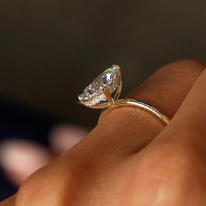 Anillo de Compromiso y Boda con Diamante Cultivado en Laboratorio con Corte de Pera de 2 Quilates, Certificado por IGI, Halo Oculto, Oro Amarillo de 14k, Banda de 2mm, Joyería Minimalista - Product Image 4