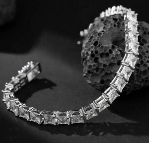 Pulsera de tenis de moissanita de lujo con corte princesa, estilo hip hop, con incrustaciones de diamantes, de oro blanco, tipo cadena de muñeca - Product Image 3