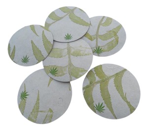 Posavasos de Té con Estampado de Hojas de Cáñamo 100% Natural, Impresión Realista de Hojas Naturales en la Esquina Inferior - Product Image 1