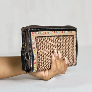 Nouveau portefeuille pour femme en cuir véritable fait main, style bohème, motif lettres, décoration rivets, fermeture ouverte, grande capacité - Product Image 5