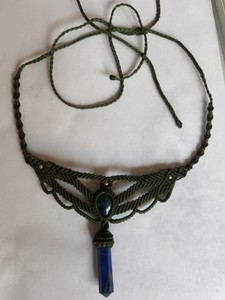 Collar de Macramé Hecho a Mano con Lapislázuli Verde Oliva, Joyería Boho con Cristales - Product Image 2