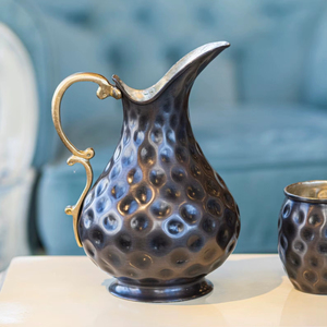 Pichet vintage en métal martelé avec poignée dorée pour boissons, idéal pour les fêtes, hauteur personnalisable, design durable - Product Image 1
