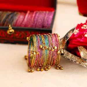 Juego de brazaletes étnicos chapados en oro con dijes de campana para mujer, joyería de boda, brazaletes estilo Kashmiri rojos, juego de 12 piezas con diseño de gotas de lluvia. - Product Image 2