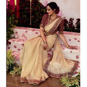 Sari en twill doux avec bordure en dentelle brodée de motifs de designer et de dori, et pièce de blouse en soie de Bangalore avec travail de broderie. - Product Image 1