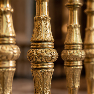 Rampe et balustrade en métal classiques dorées avec balustres tournés gravés et poteaux à embouts ornementés - Product Image 2