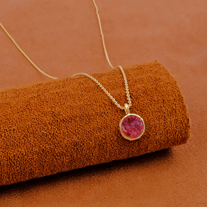 Colgante delicado de cuarzo cereza natural, piedra preciosa en bruto, chapado en oro, no se deslustra, collar hecho a mano, regalo de aniversario para esposa - Product Image 1