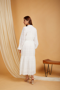 Exquisito Vestido Midi Blanco con Bordado de Ojales, Cuello en V Favorecedor, Cintura Fruncida y Dobladillo Escalonado, de Algodón, Estilo Boho Casual - Product Image 1