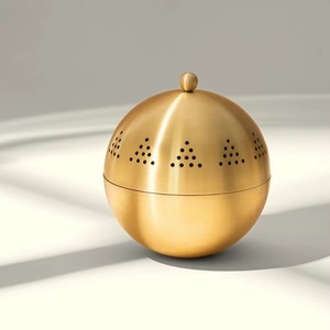 Brûleur d'encens sphérique élégant en métal avec couvercle perforé en forme de dôme, orné de petites boules décoratives et d'un bol en bois amovible. - Product Image 4