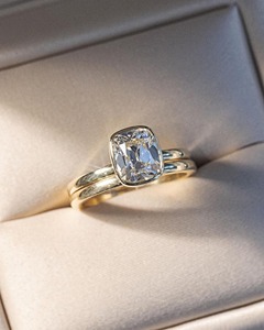 Bague de fiançailles en or jaune massif 14 carats avec diamant de laboratoire taille coussin de 2,50 carats certifié IGI, sertie clos, et alliance de mariage de 2 mm - Product Image 6