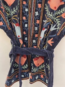 Gilet pour femme en velours noir brodé Suzani, motif floral, fait main, ethnique, sans manches, style bohème vintage, ceinturé, idéal pour les festivals - Exportations Nitin - Product Image 3