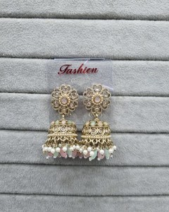 Boucles d'oreilles Jhumka plaquées or style Bollywood, perles traditionnelles indiennes, clous floraux, perles à pampilles, bijoux de mode pour femmes - Product Image 5
